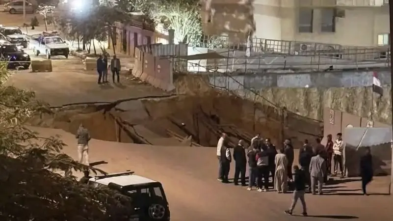 الاخبار من مصر  هبوط أرضي مفاجئ بالقاهرة الجديدة يثير ذعراً واسعاً بين السكان