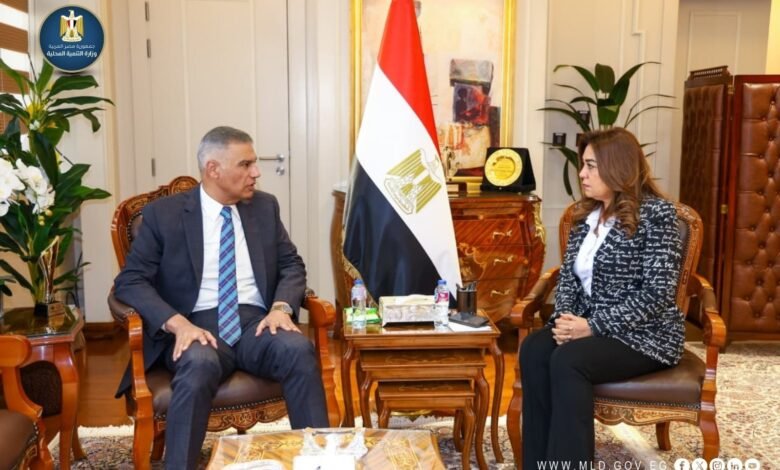 الدكتورة منال عوض ومحافظ اسوان