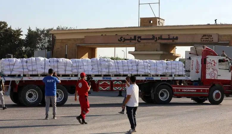 استئناف إدخال شاحنات المساعدات والوقود إلى قطاع غزة عبر كرم أبو سالم