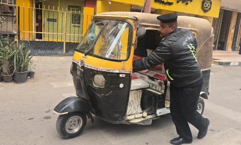 حملات موسعة بالزقازيق لضبط التكاتك المخالفة وتحقيق الانضباط المروري