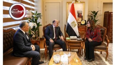 وزيرة التنمية المحلية ومستشار الرئيس يناقشان استغلال الأراضي المستردة مع المحافظين