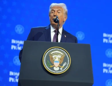 الرئيس ترامب يوقع الميثاق التأسيسي لمجلس السلام في دافوس ويحذر حماس