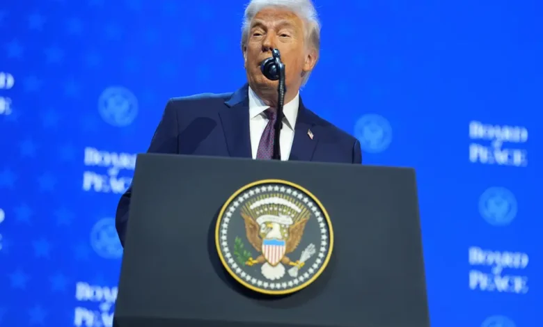 الرئيس ترامب يوقع الميثاق التأسيسي لمجلس السلام في دافوس ويحذر حماس