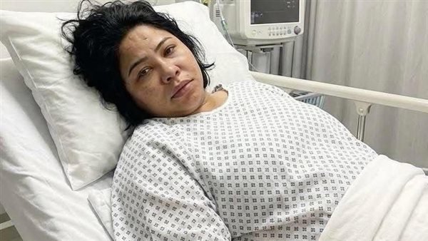 سيارة إسعاف تنقل شيرين عبدالوهاب إلى منزل فنانة شهيرة.. قلق واسع بين الجمهور