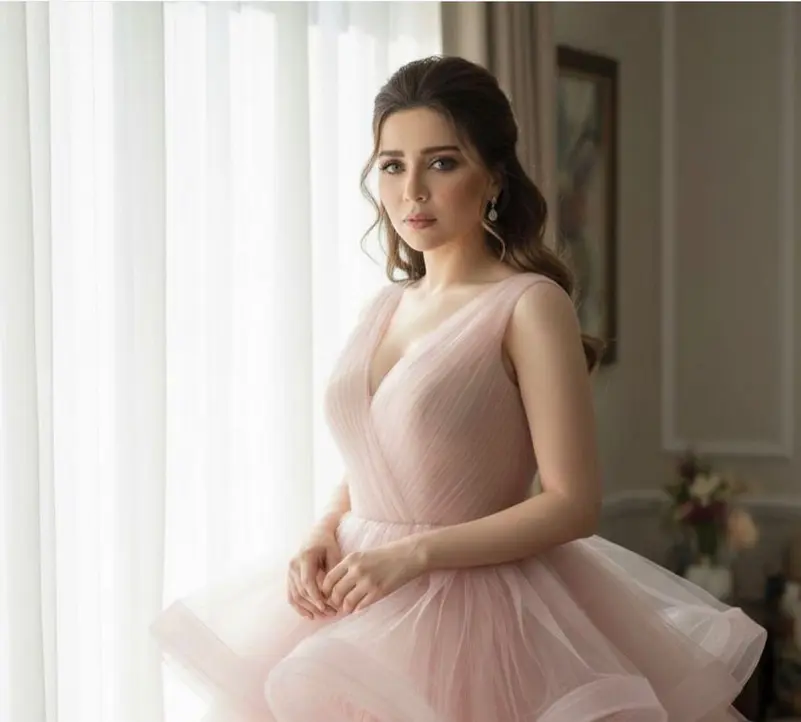 الفنانة مي عز الدين