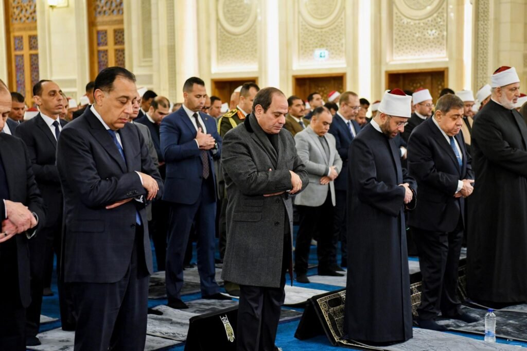 عاجل الرئيس السيسي يؤدي صلاة فجر الجمعة بمسجد العزيز الحكيم بالمقطم إيذاناً بافتتاحه