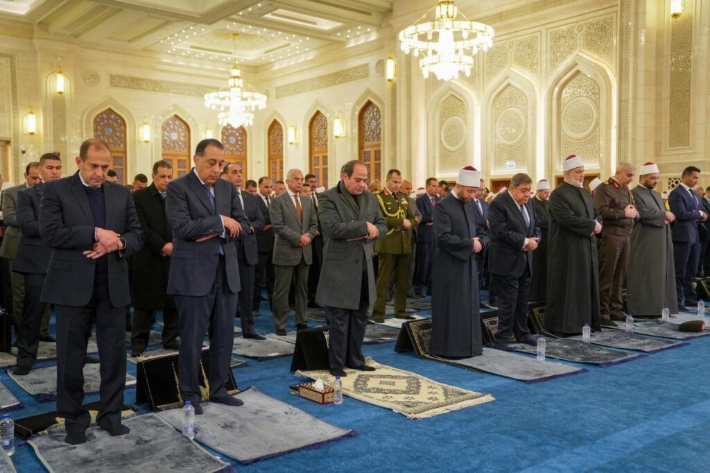 عاجل الرئيس السيسي يؤدي صلاة فجر الجمعة بمسجد العزيز الحكيم بالمقطم إيذاناً بافتتاحه