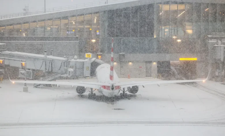 عاصفة شتوية هائلة تلغي 11400 رحلة جوية في أمريكا وتضرب الشمال الشرقي