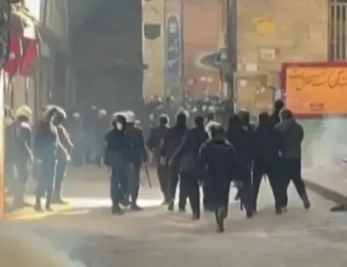 قائد شرطة إيران يمنح المحتجين مهلة 3 أيام لتسليم أنفسهم قبل التصعيد