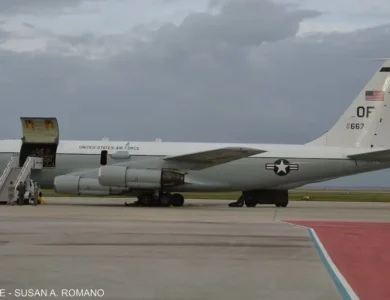 كاشفة النووي الأمريكية تهبط في بريطانيا وسط تصاعد التوتر مع إيران