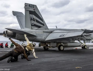 مقاتلة أمريكية تنطلق من لينكولن في بحر العرب وسط تصعيد مع إيران