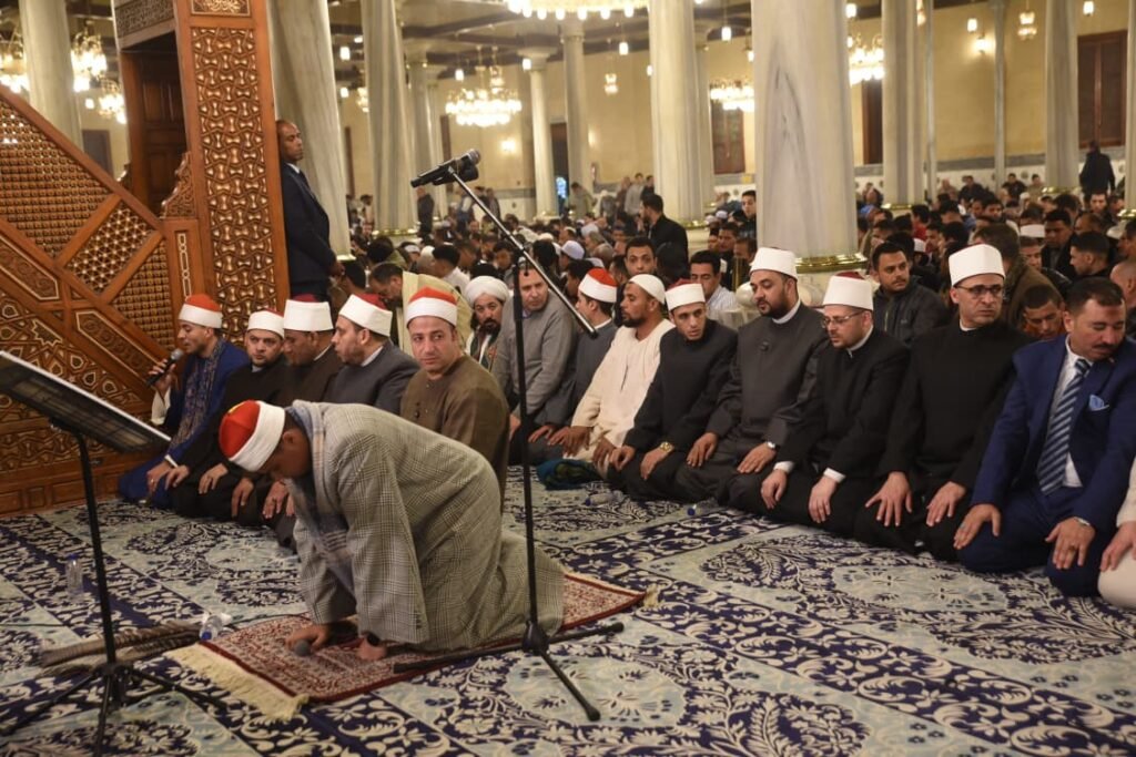 مسجد الإمام الحسين يستقبل ثاني ليالي التراويح بأجواء إيمانية مهيبة مفعمة بالخشوع
