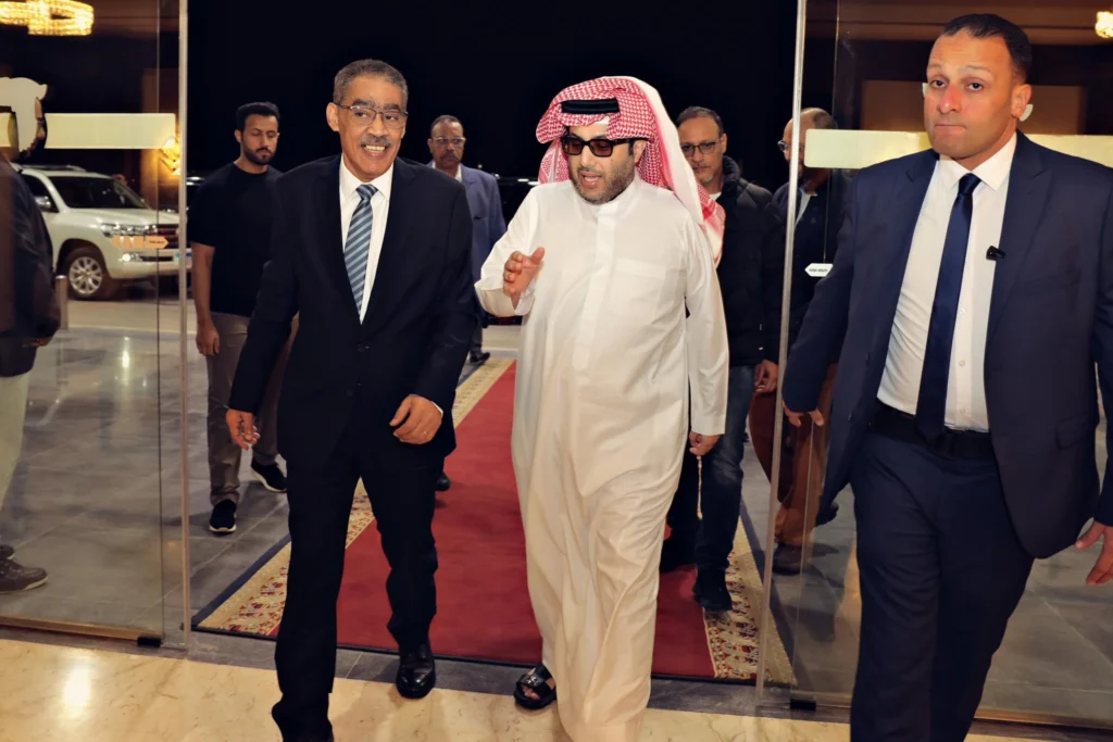 تركي آل الشيخ يصل مصر في زيارة رسمية ويؤكد حبه لبلده الثاني