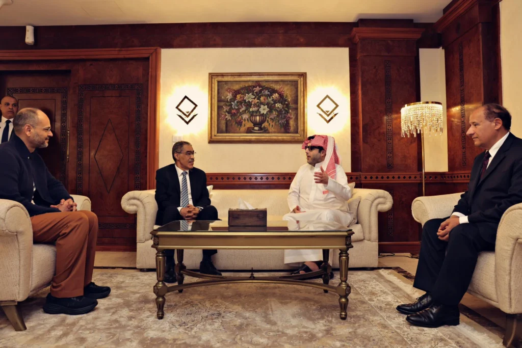 تركي آل الشيخ يصل مصر في زيارة رسمية ويؤكد حبه لبلده الثاني