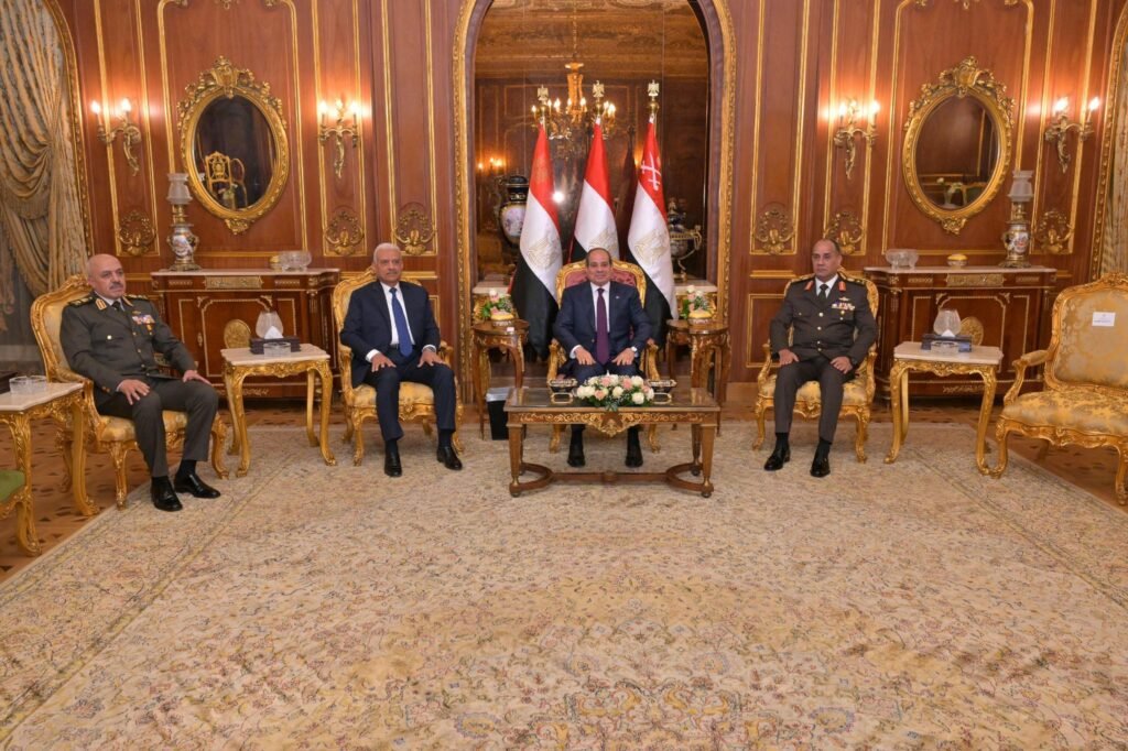 الرئيس السيسي يكرم الفريق عبد المجيد صقر ويعينه مساعدًا له بعد توديعه وزراة الدفاع 