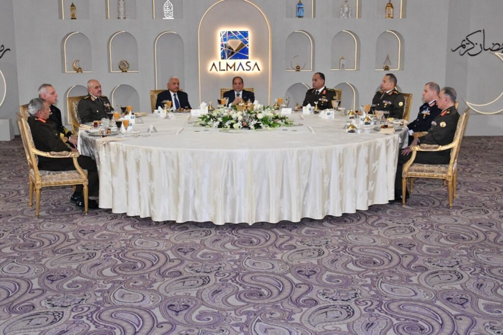 الرئيس السيسي يكرم الفريق عبد المجيد صقر ويعينه مساعدًا له بعد توديعه وزراة الدفاع 