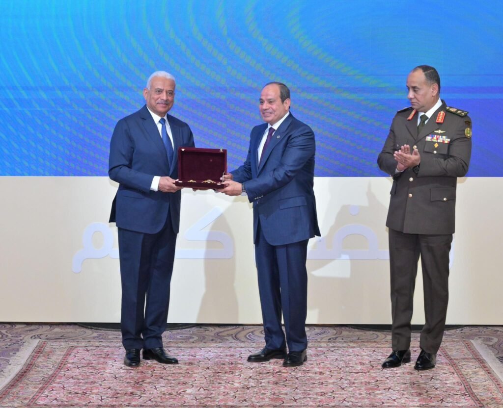 الرئيس السيسي يكرم الفريق عبد المجيد صقر ويعينه مساعدًا له بعد توديعه وزراة الدفاع 