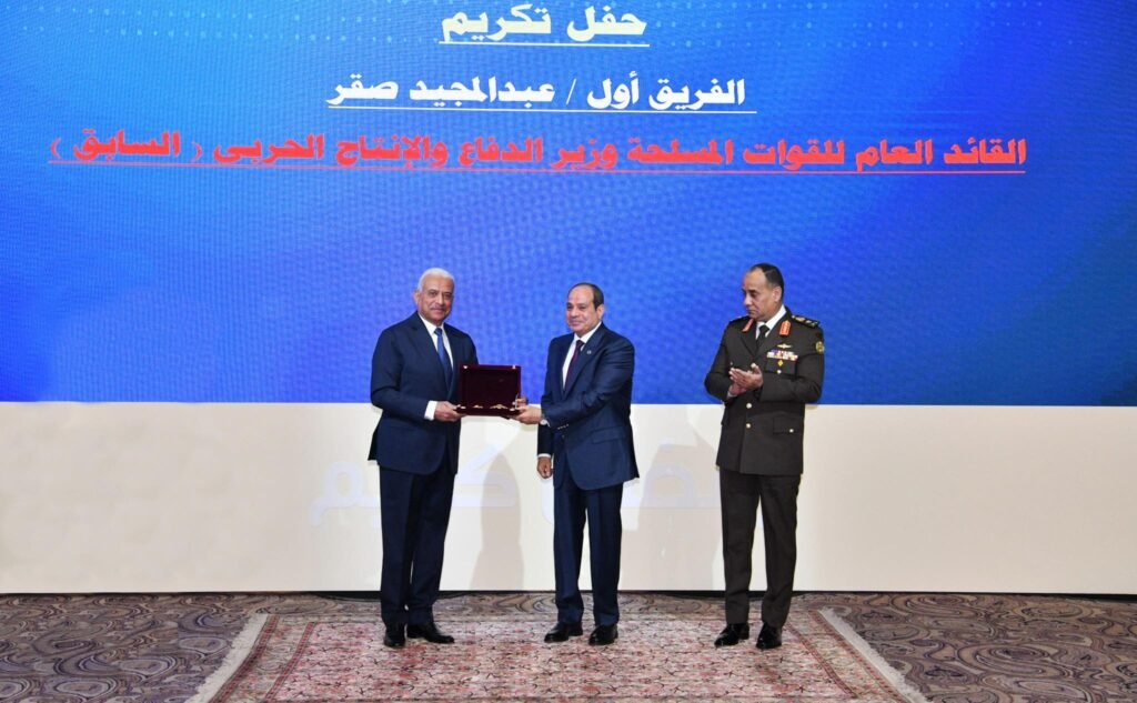 الرئيس السيسي يكرم الفريق عبد المجيد صقر ويعينه مساعدًا له بعد توديعه وزراة الدفاع 