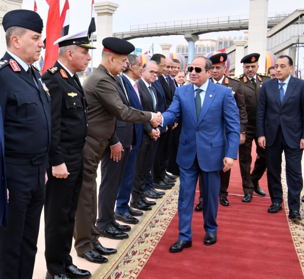 الرئيس السيسي يؤدي صلاة الجمعة بمسجد المشير طنطاوي ويحيي ذكرى العاشر من رمضان