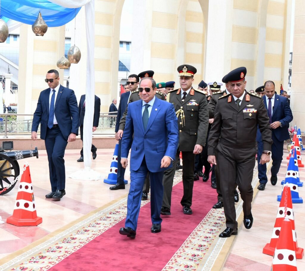 الرئيس السيسي يؤدي صلاة الجمعة بمسجد المشير طنطاوي ويحيي ذكرى العاشر من رمضان