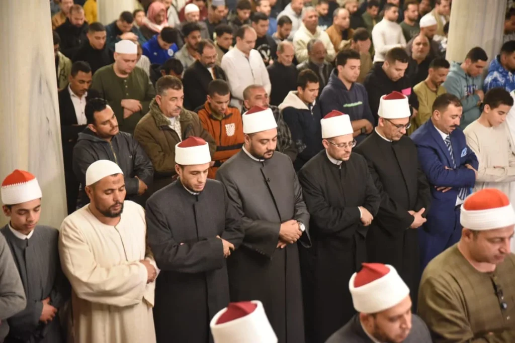 مسجد الإمام الحسين يستقبل ثاني ليالي التراويح بأجواء إيمانية مهيبة مفعمة بالخشوع