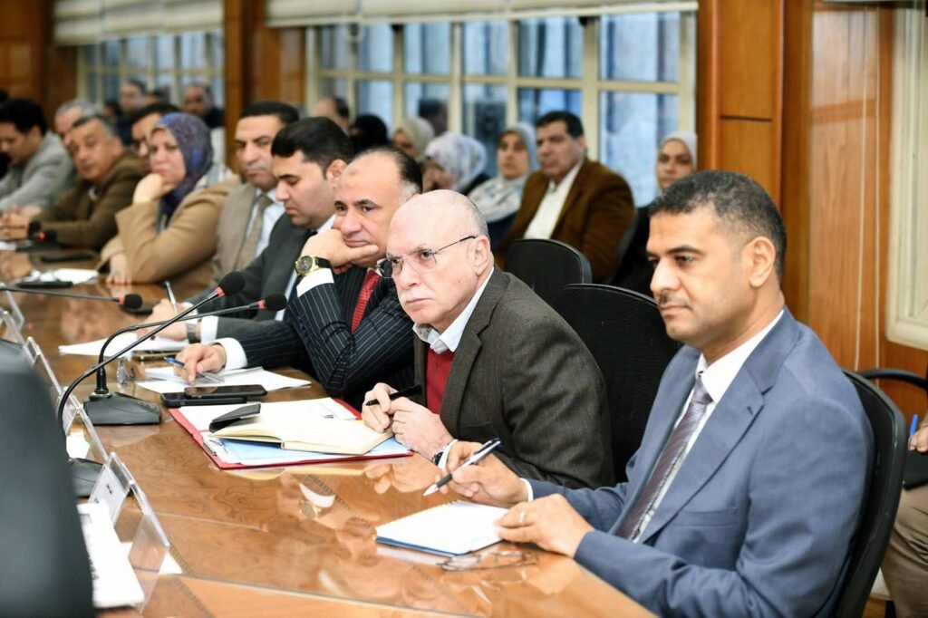 محافظ الدقهلية يعقد اجتماعًا موسعًا مع رؤساء المراكز والمدن والأحياء لوضع ضوابط العمل وتحديد أولويات المرحلة المقبلة