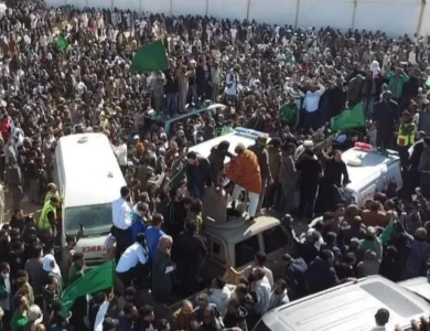 أعلام الجماهيرية الخضراء تشعل بني وليد برسائل تمرد خلال جنازة سيف الإسلام