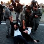 اشتباكات عنيفة بين شرطة الاحتلال ويهود الحريديم في تل أبيب احتجاجاً على التجنيد