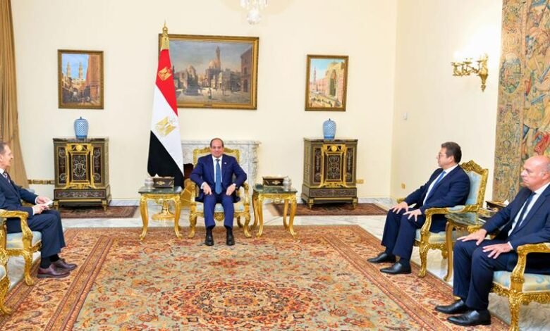 الرئيس السيسي يستقبل رئيس الاستخبارات الروسية ويؤكد تطوير العلاقات الثنائية