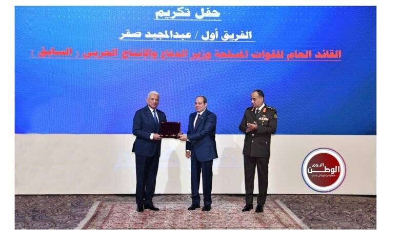 الرئيس السيسي يكرم الفريق عبد المجيد صقر ويعينه مساعدًا له بعد توديعه وزراة الدفاع 