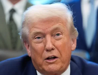 ترامب يحذر المرشد الإيراني بالقلق رغم استمرار المحادثات النووية