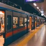 توقف حركة مترو الخط الثاني بعد سقوط راكب على القضبان في ساقية مكي