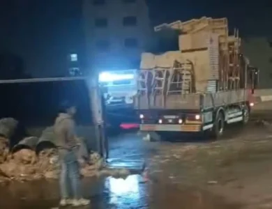 حادث انقلاب سيارتي مواد بترولية ومخلفات يشل حركة المرور على دائري صفط اللبن