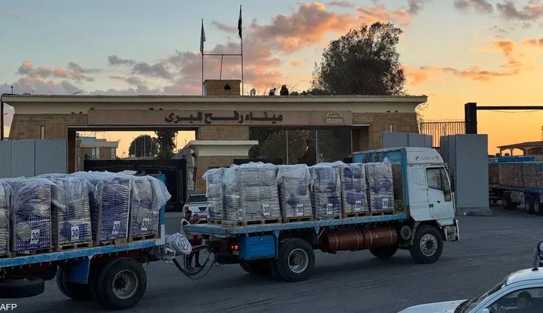 دفعة جديدة من 141 شاحنة مساعدات مصرية تدخل قطاع غزة عبر رفح وكرم أبوسالم