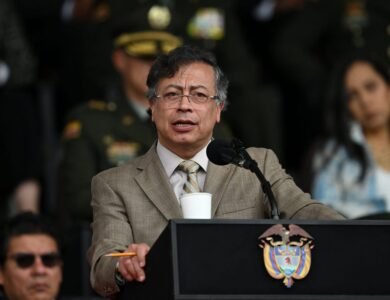 رئيس كولومبيا ينجو من محاولة اغتيال بحرية استمرت 4 ساعات