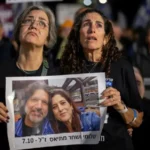 غضب إسرائيلي يتفجر ضد نتنياهو واعتداء حارق يهز احتجاجات تل أبيب - شاهد فيديو