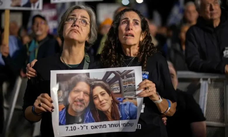 غضب إسرائيلي يتفجر ضد نتنياهو واعتداء حارق يهز احتجاجات تل أبيب - شاهد فيديو