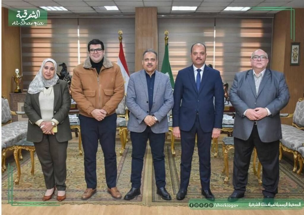 محافظ الشرقية يكرم السكرتير العام المساعد بشهادة تقدير وشعار المحافظة