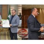 محافظ الشرقية يكرم السكرتير العام المساعد بشهادة تقدير وشعار المحافظة