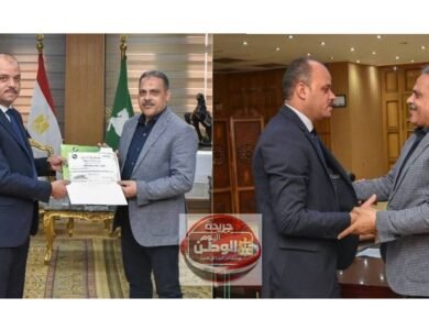 محافظ الشرقية يكرم السكرتير العام المساعد بشهادة تقدير وشعار المحافظة