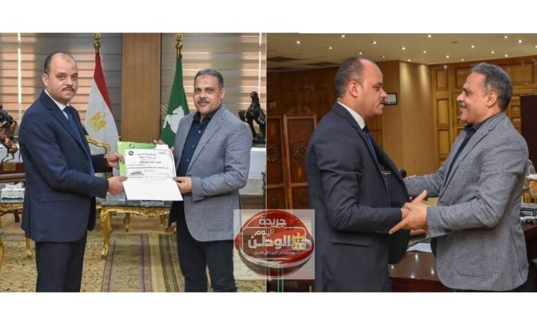محافظ الشرقية يكرم السكرتير العام المساعد بشهادة تقدير وشعار المحافظة