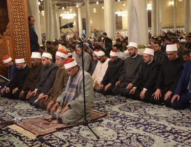 مسجد الإمام الحسين يستقبل ثاني ليالي التراويح بأجواء إيمانية مهيبة مفعمة بالخشوع