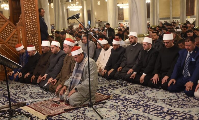 مسجد الإمام الحسين يستقبل ثاني ليالي التراويح بأجواء إيمانية مهيبة مفعمة بالخشوع