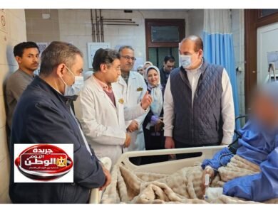 نائب وزير الصحة يتفقد منشآت أسيوط ويصرف مكافآت للفرق المتميزة
