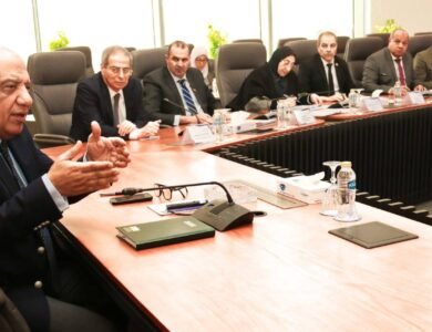 وزير الكهرباء يجتمع برؤساء التوزيع لتأمين التغذية خلال رمضان والصيف