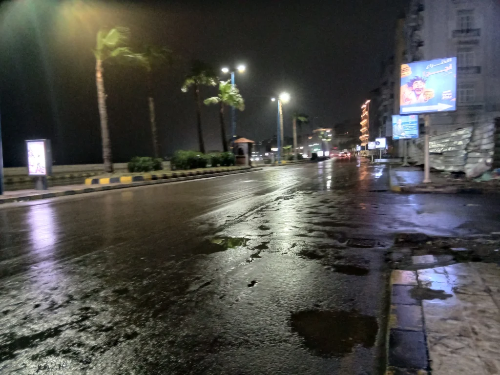 أمطار غزيرة ورياح نشطة تضرب الإسكندرية وانخفاض ملحوظ في درجات الحرارة