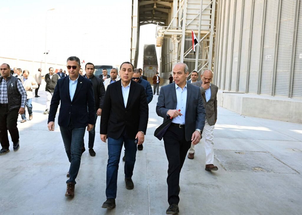 رئيس الوزراء يتفقد صومعة عتاقة بالسويس لتأمين المخزون الاستراتيجي من القمح