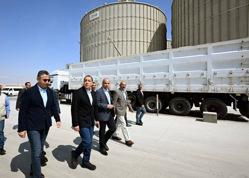 رئيس الوزراء يتفقد صومعة عتاقة بالسويس لتأمين المخزون الاستراتيجي من القمح