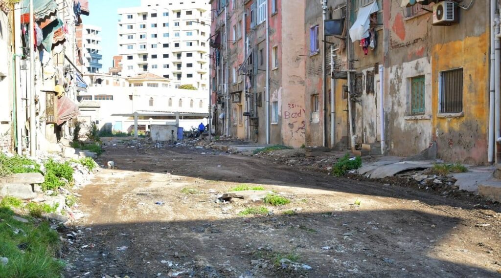 محافظ بورسعيد يوجه بالبدء في تطوير شامل لمساكن المنطقة الثالثة بحي المناخ