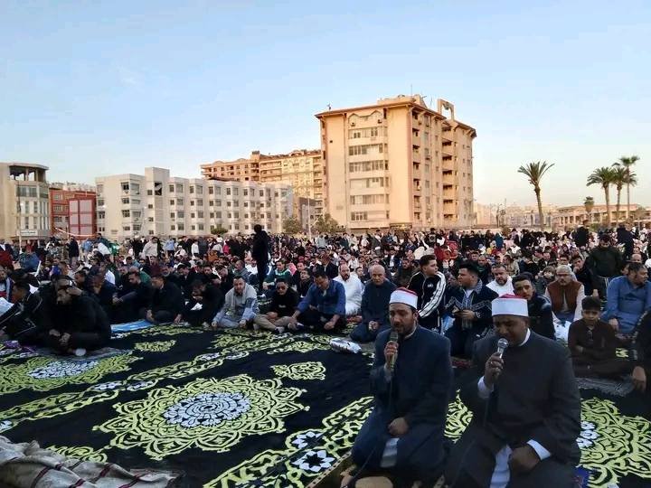 آلاف المصلين يملؤون ساحات بورسعيد وبورفؤاد في أجواء عيدية مبهجة